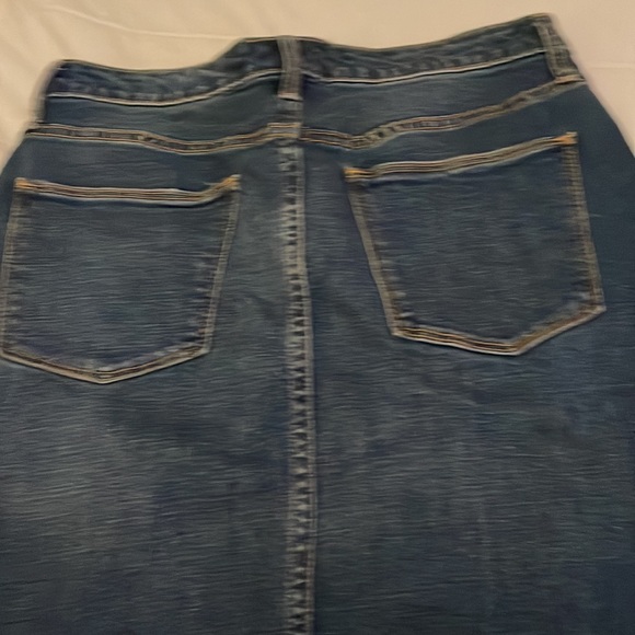 Universal Threads Denim Skirt with frayed edge - Picture 4 of 5